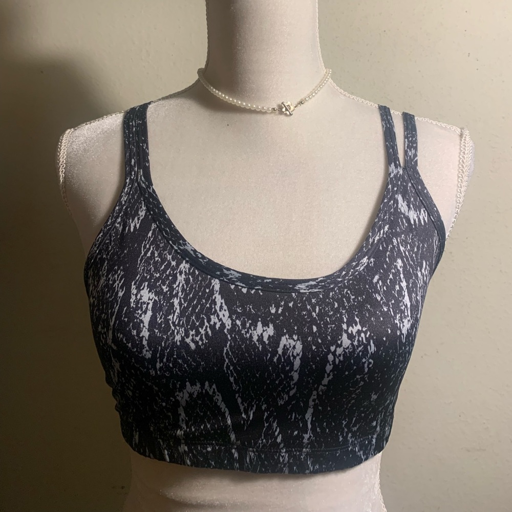 Beyond yoga 🧘🏽‍♀️ black and white snake skin print